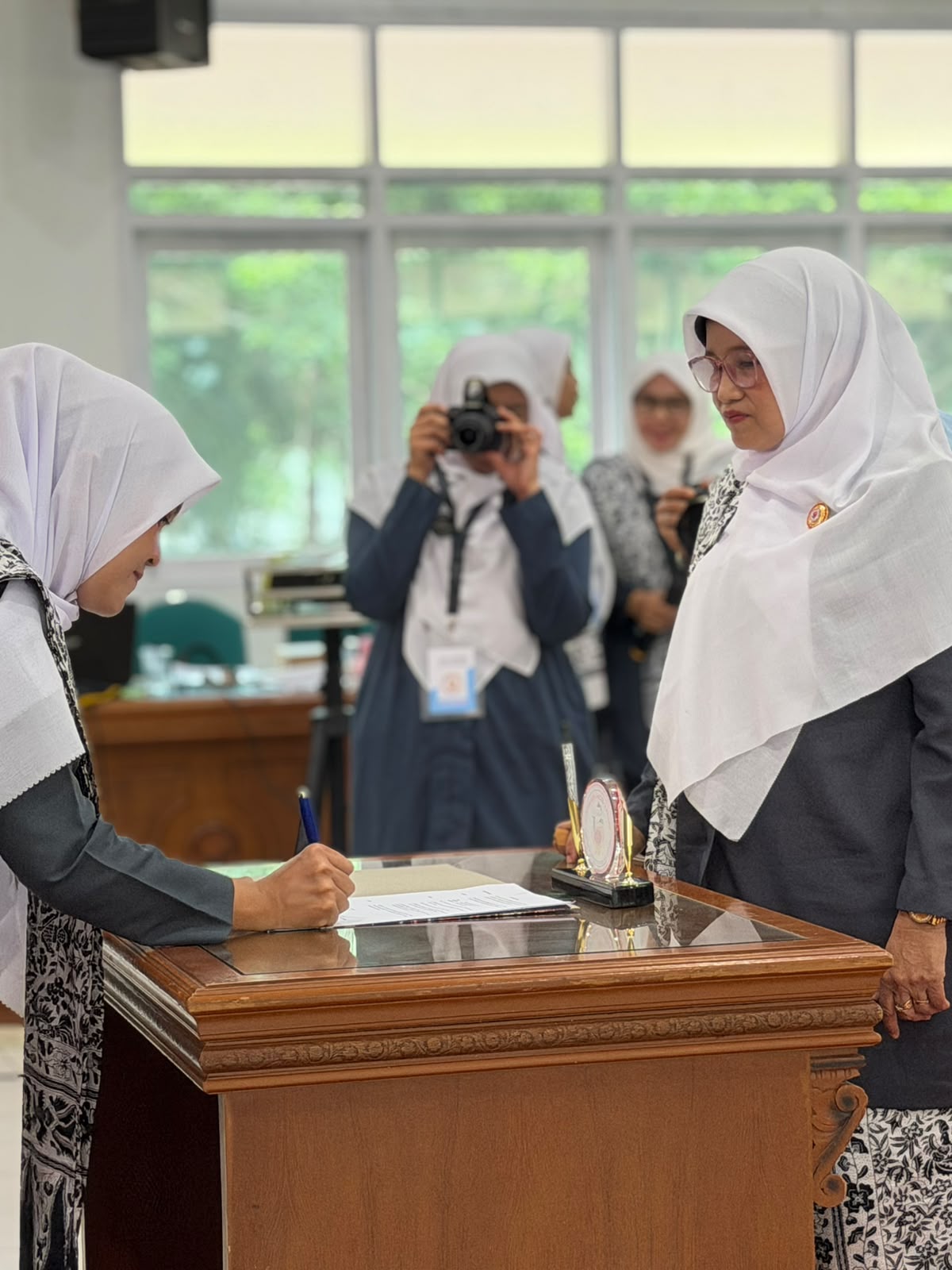 Ketua IBI Cabang Kabupaten Tanah Datar  Osninelli ketika lantik  26 Pengurus Ranting IBI se Tanah Tanah